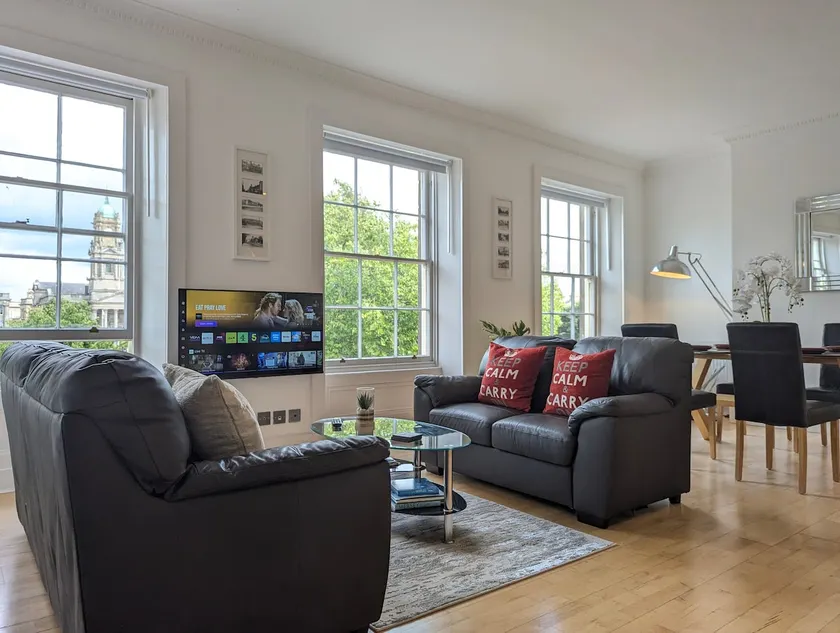 Elegant Apartment in Hamilton Square Free Parking - Image 1