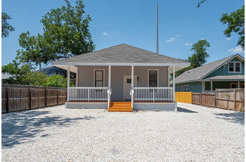 Walk to Riverwalk 3BR2BA Gem Near Fun Downtown - Image 1