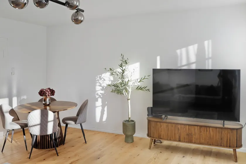 City apartment by the waterfall - Image 1