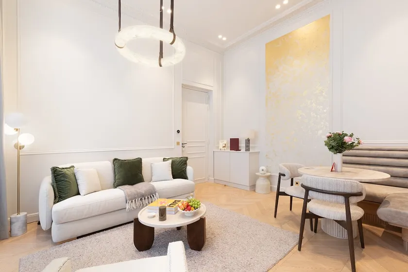 A Timeless 1-BR with AC & Services - Louvre - Image 1