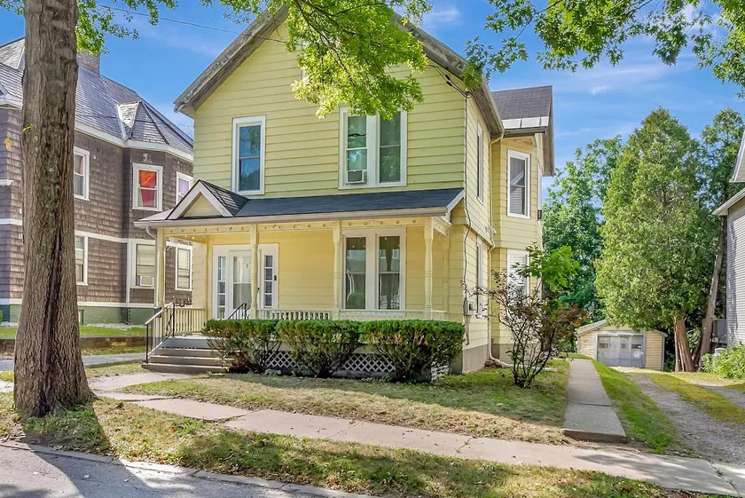 4BR Home | Walk Downtown Rutland + Trails - Image 1