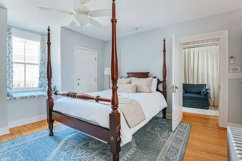 Magnolia Suite: Luxury Private Room Downtown - Image 1