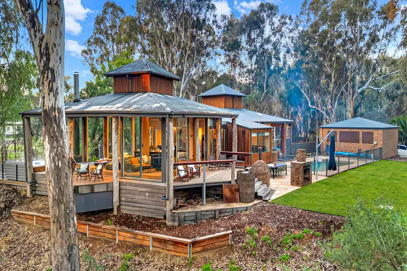The Treehouse - Echuca Holiday Homes - Image 1