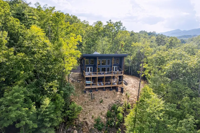 Golden Oaks Cabin 3 Bedroom Home - Image 1