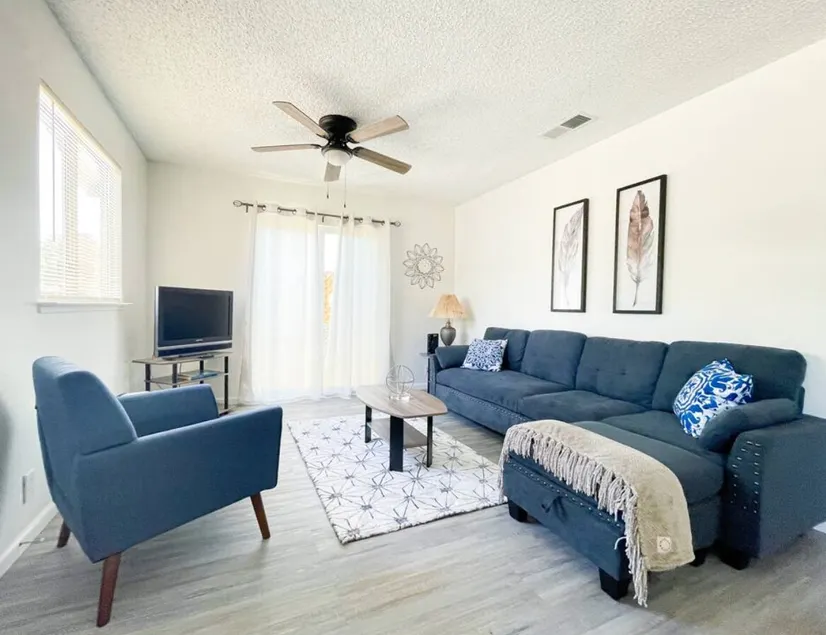 Trendy Ivy Pet-Friendly 2BR | WFH & Fast Wifi - Image 1