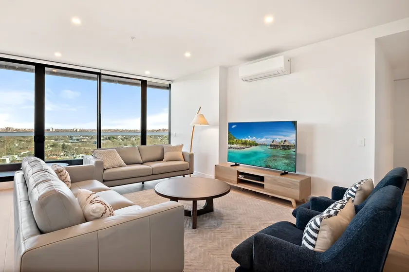 Stylish City-View Apartment with Premium Amenities - Image 1