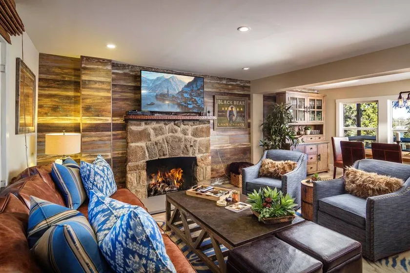 Cottage historique | Luxe Remodel, vue sur le lac, Dock, Beach Club, dans le village - Image 1