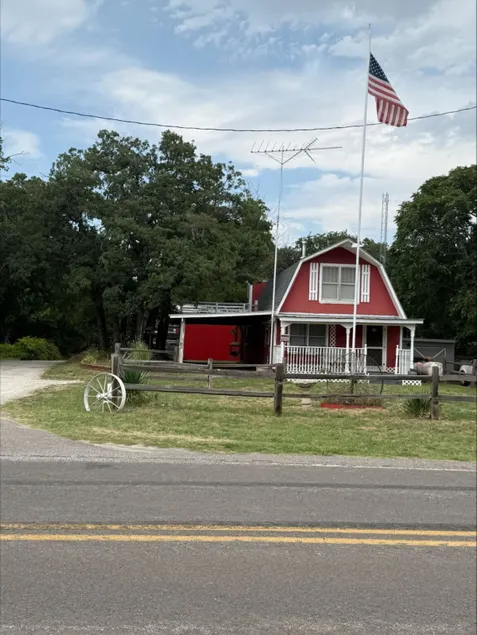 Red Barn close to Lake - Image 1