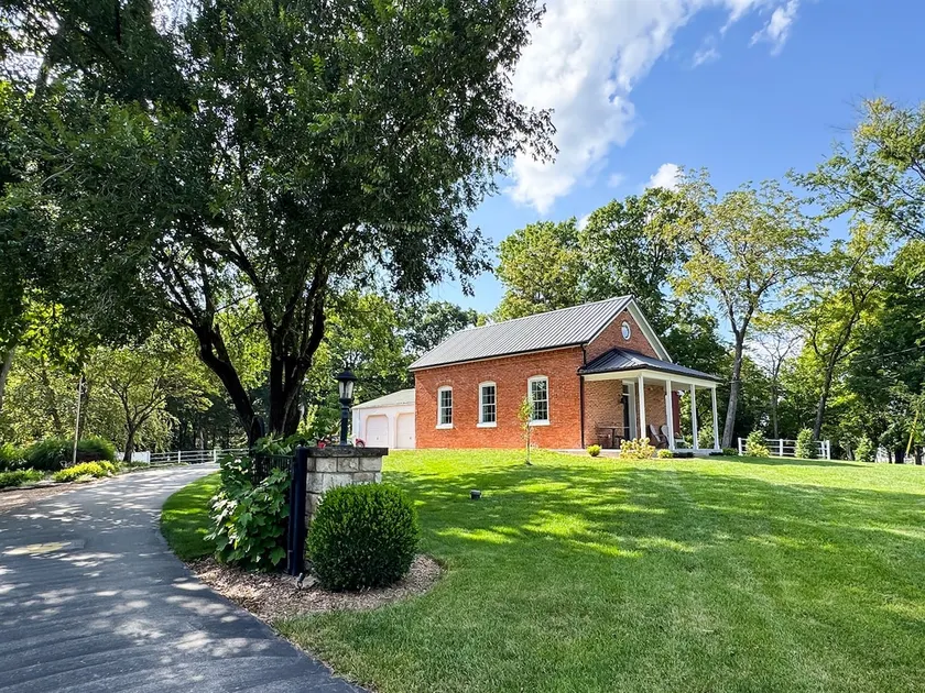 Schoolhouse: Dog-friendly, Large Yard, near Purina - Image 1