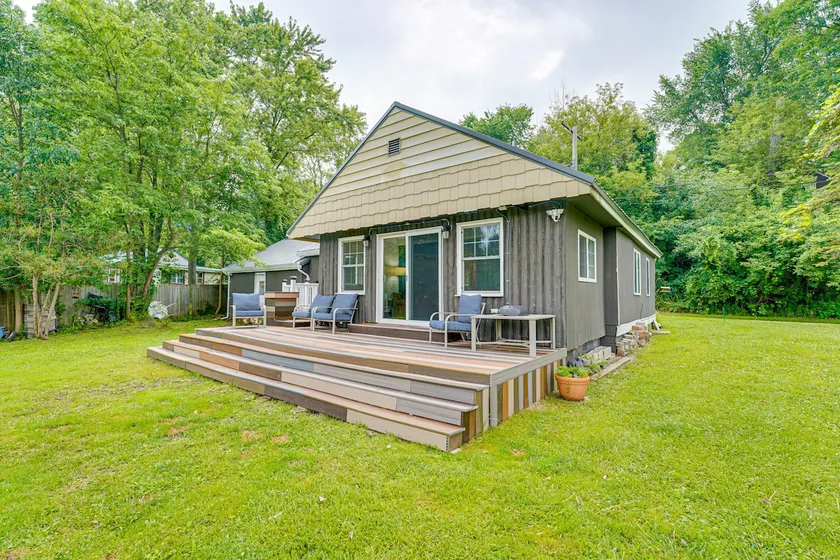 Walk to Cranberry Lake: Quaint Family Cottage - Image 1