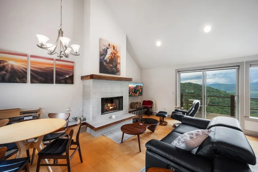 Acorn Ridge: Scenic mountain retreat with hot - Image 1