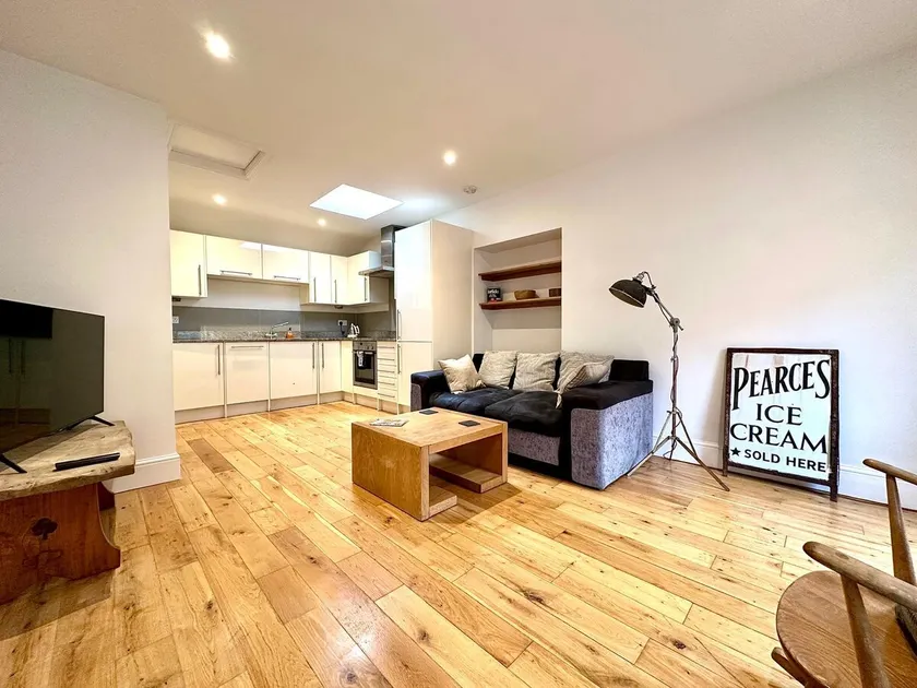 Apartment-Private Bathroom - Image 1