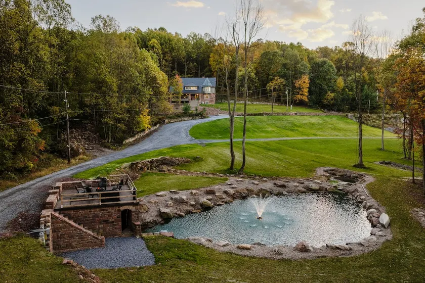 The Victorian - Pickleball, Swimming Pond, Hiking - Image 1