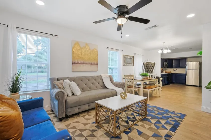 Royal living with Green Wall & King Chair-Near DT! - Image 1