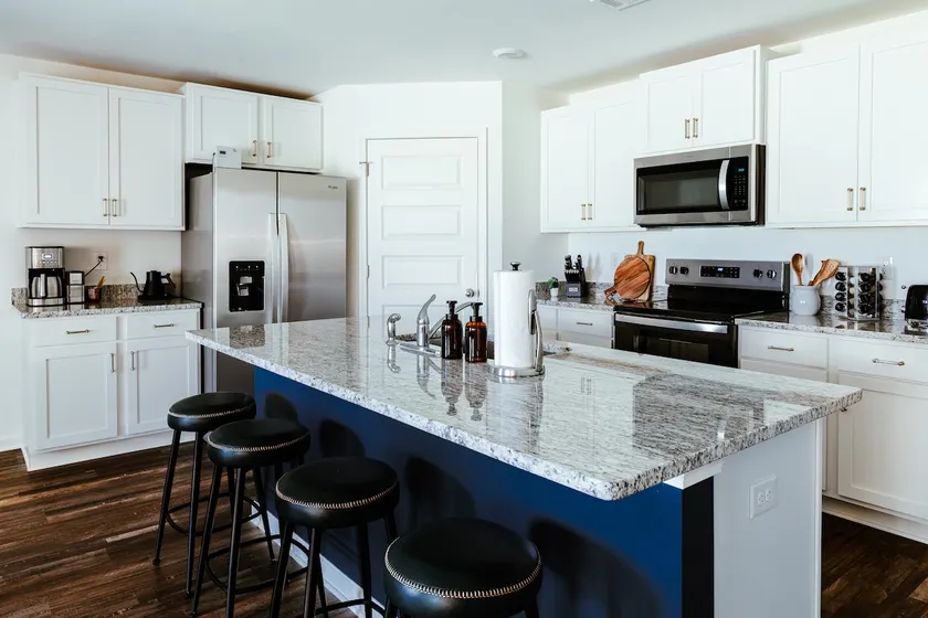 Modern 4BR Near UA | King Suite | Fire Pit - Image 1