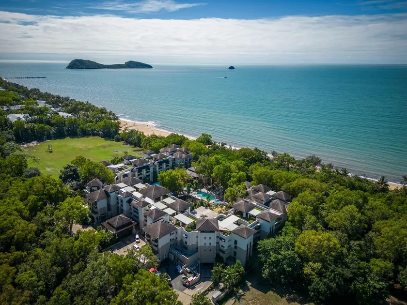 329 Contemporary Apartment in Beachfront Resort Palm Cove - Image 1