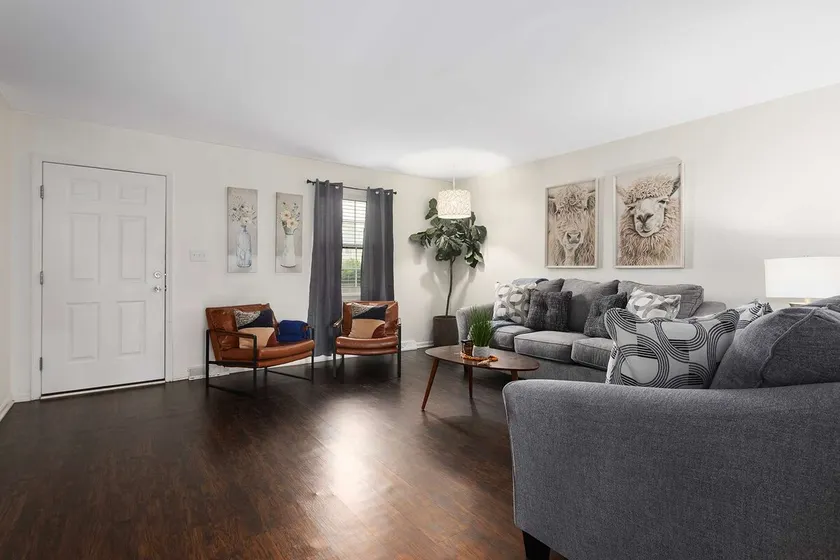 Cozy TownHome 4 BR Sleeps 10, Mins to Stadiums - Image 1