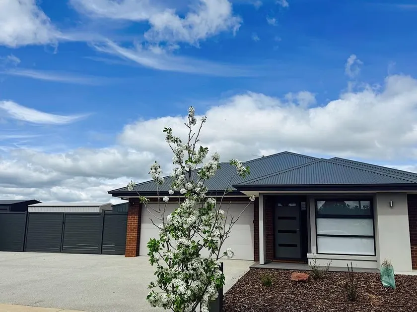 The Hannah House – Modern Comfort in the Heart of - Image 1