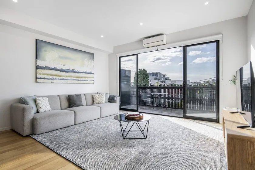 Northcote 3-Bed Townhouse Near Cafés & Shops - Image 1