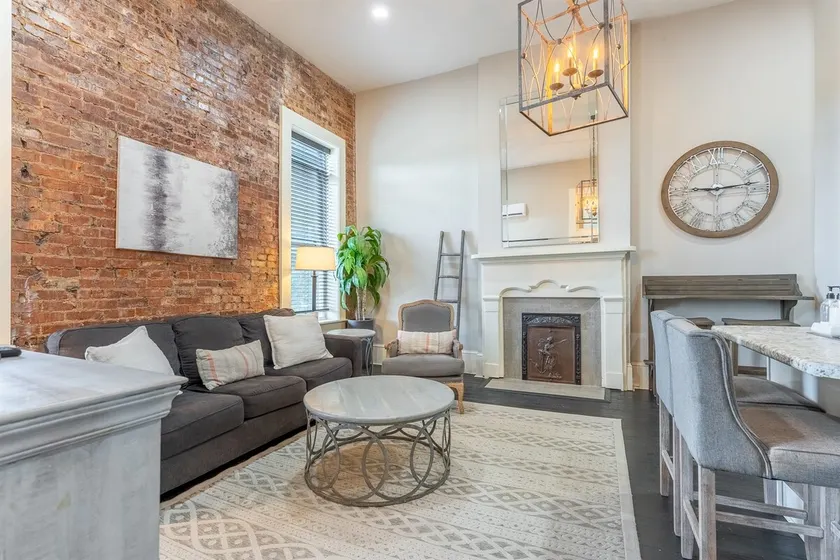 The Officer-Chic 1 bedroom on the Historic Square - Image 1