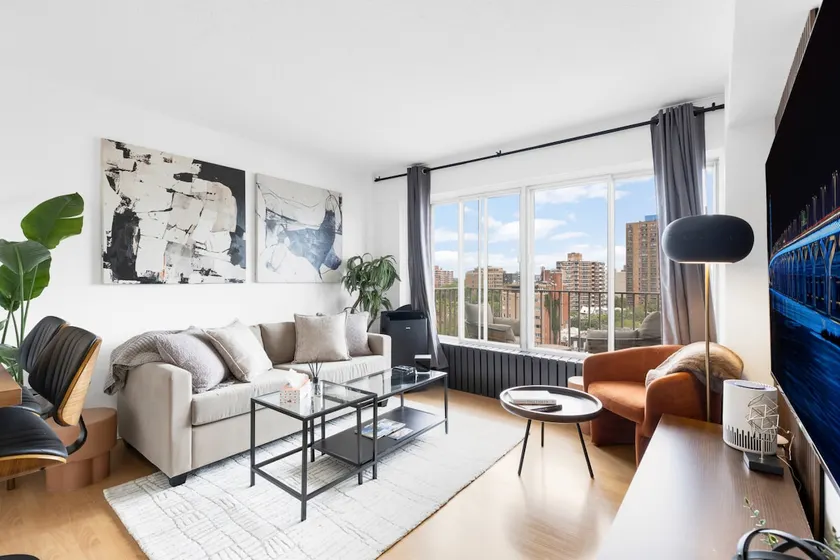 Downtown Montreal Horizon Suite With Parking - Image 1