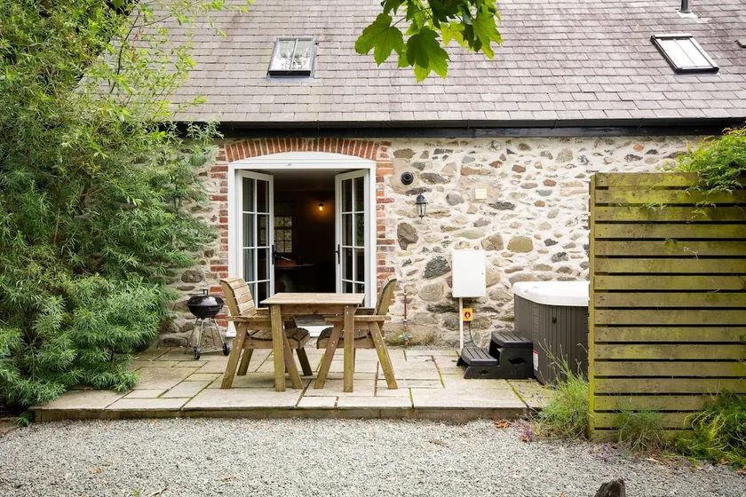 Romantic Couples Retreat - Hot Tub - Rhosneigr - Image 1