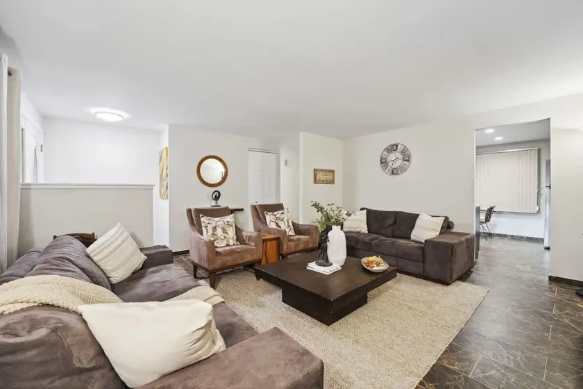 Spacious 3BR Home | King Bed | Schaumburg - Image 1