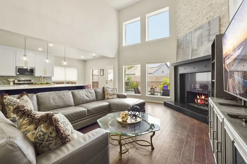 Luxury 6BR Getaway – 15 Mins to IAH Airport - Image 1