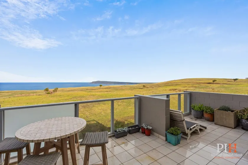 Ocean Views, 2 Bedroom Apartment - Image 1