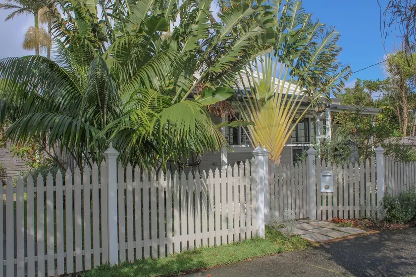 Crescent Banks @ Crescent Head - Image 1