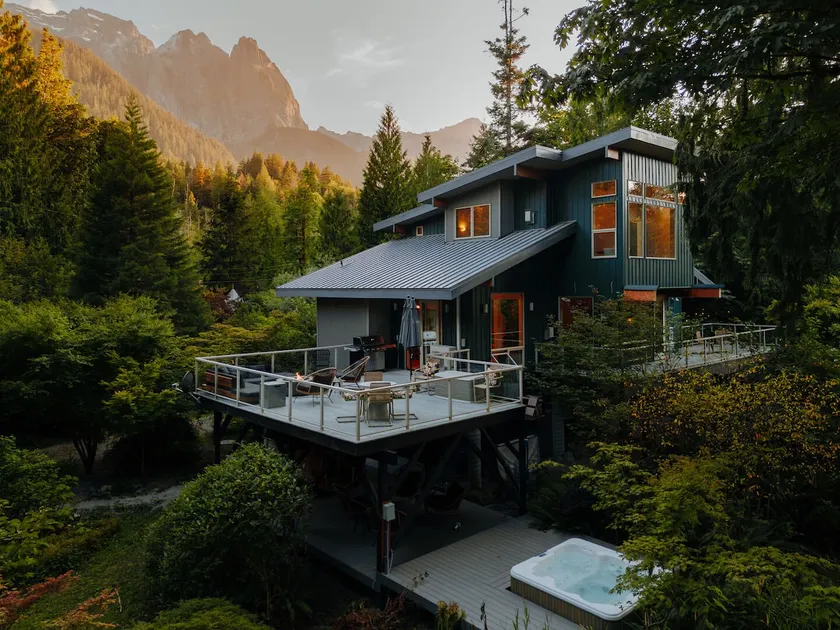Stunning Riverside Resort w/ view, hot tub, sauna! - Image 1