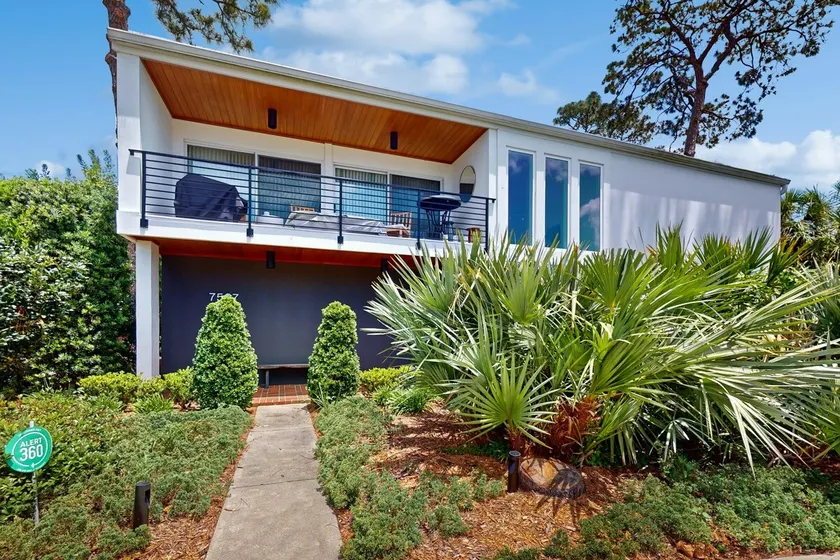 Luxe bay-view escape with private pool, kayak, grill/ice box, & all-new interior - Image 1