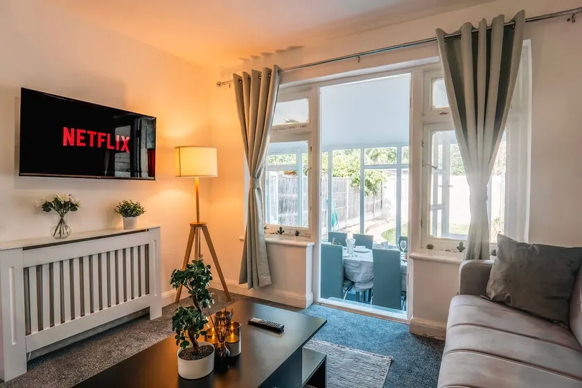 Family 4-Bed Wembley Stadium Home - Parking & Long Stays - Image 1