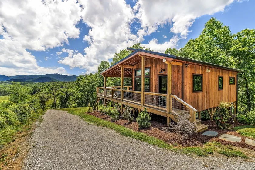 Starlight Hideaway w Hot tub and Fire Pit - Image 1