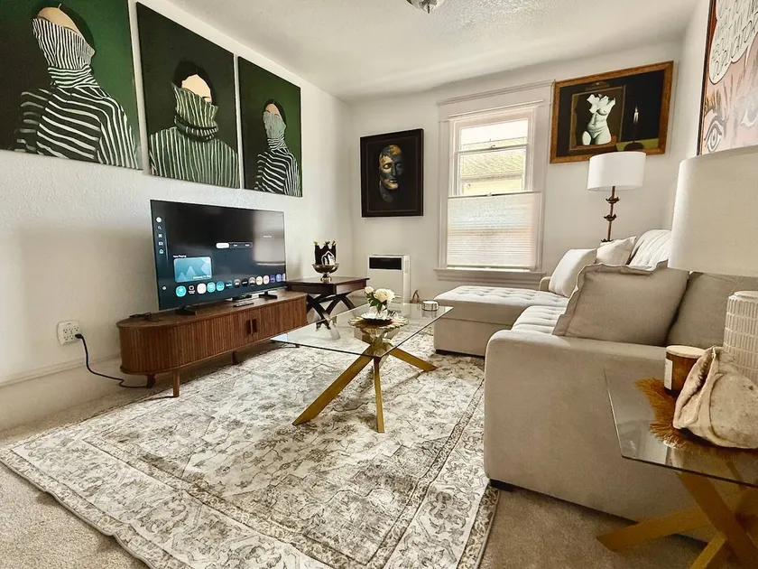 2BD/1BA Chic Downtown Luxury Apt - Image 1