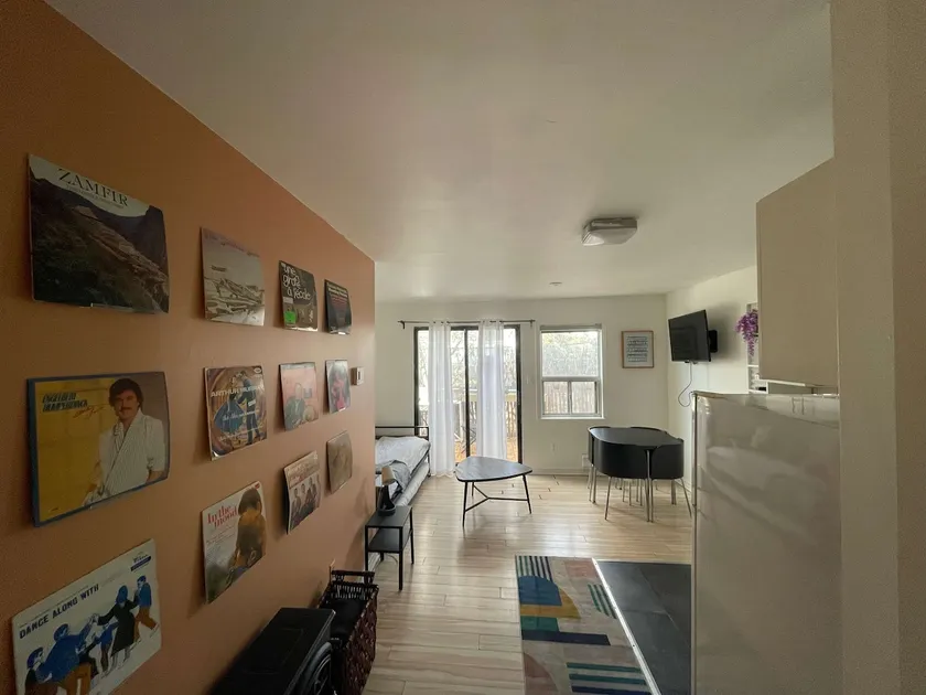 Retro Chic Apartment with Balcony - Image 1