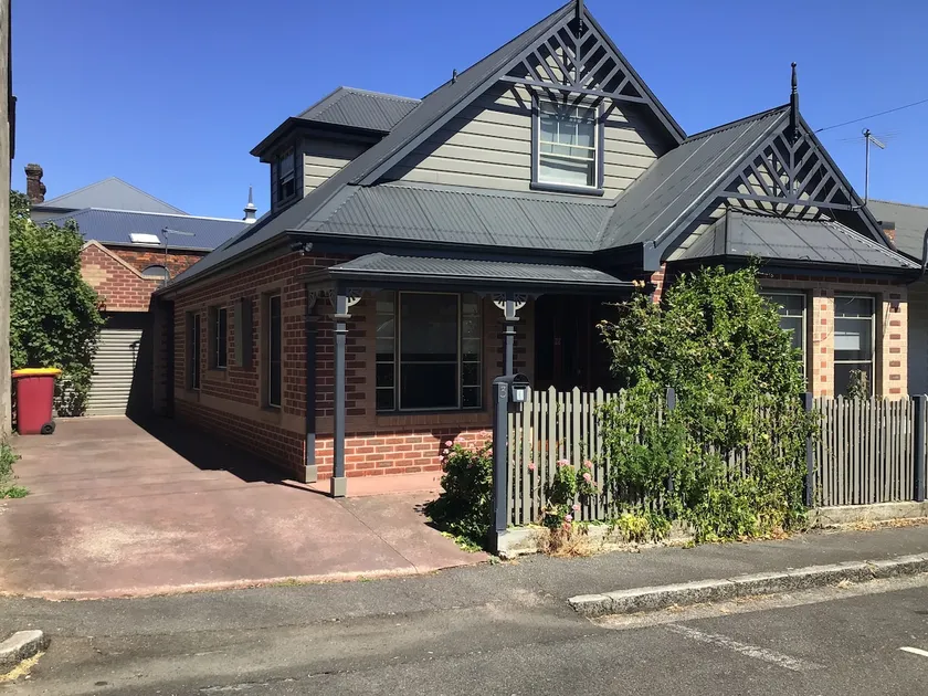 City townhouse, free parking, walk to city - Image 1