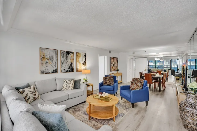 Classic Resort Amenities Condo Steps from the Beach with Gym and Pool 1208 - Image 1