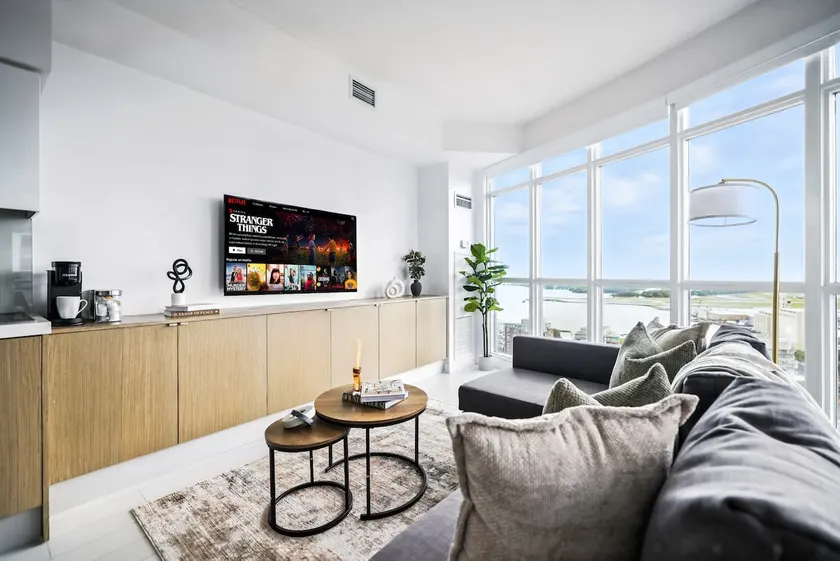 Family Haven by Rogers Centre Parking Sleeps 8 - Image 1