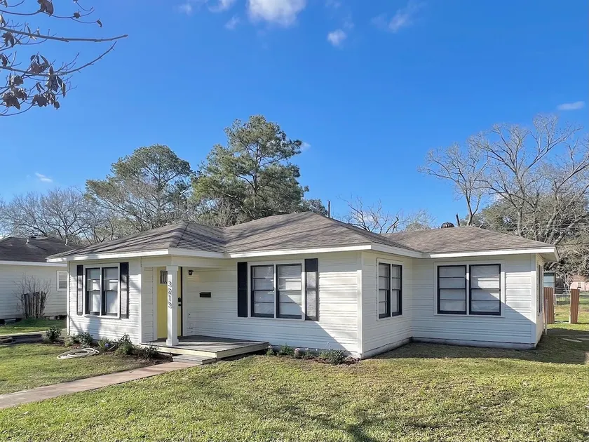 The Aloha Surf Bungalow Bay City Texas - Image 1