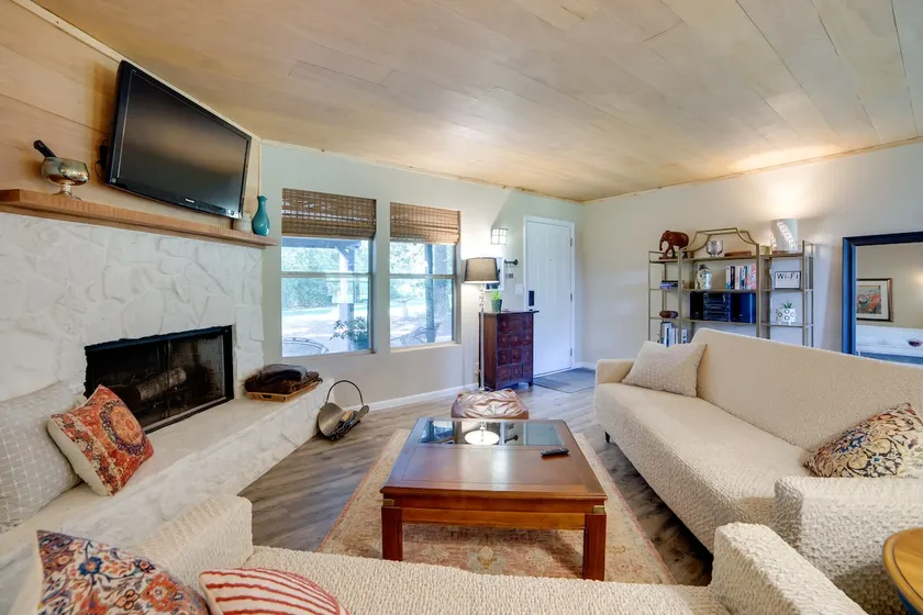 Secluded Getaway on ~10 Acres in The Piney Woods! - Image 1