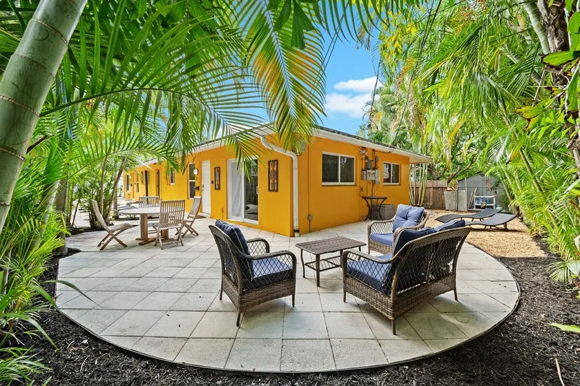 Beach House - 2BED, 2BATH, Private - Walk to Beach - Image 1