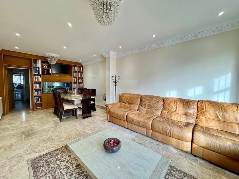 Luxury 8 Bed Home Near Luton Airport - Image 1
