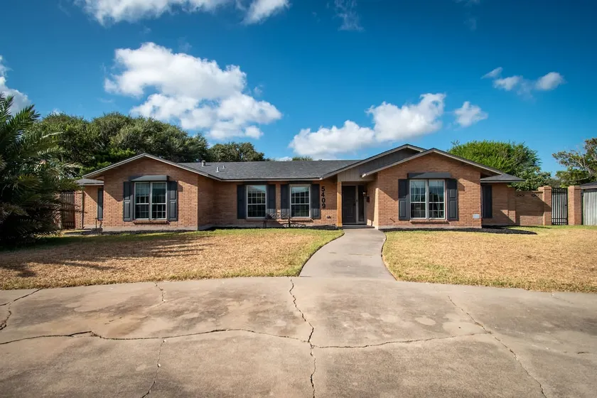 Texas Retreat on Ocean Drive Sleeps 19 with Hot Tub & Game Room - Image 1