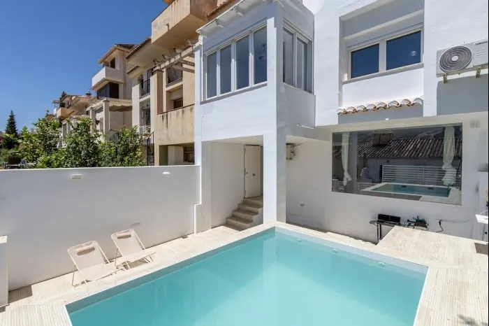 Wonderful villa with a pool and garage - Image 1
