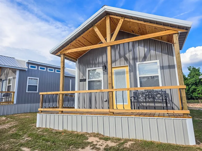 Lakefront Cottage at Belle Starr Marina - Image 1