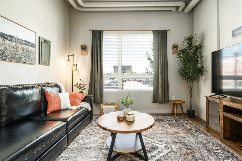 Coffee Bar, Parking, King Bed, Hot Tub - Image 1