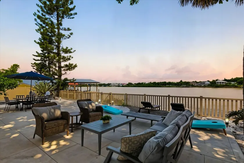 Sleeps 12, Boat dock, Game Room, East Tampa Escape - Image 1