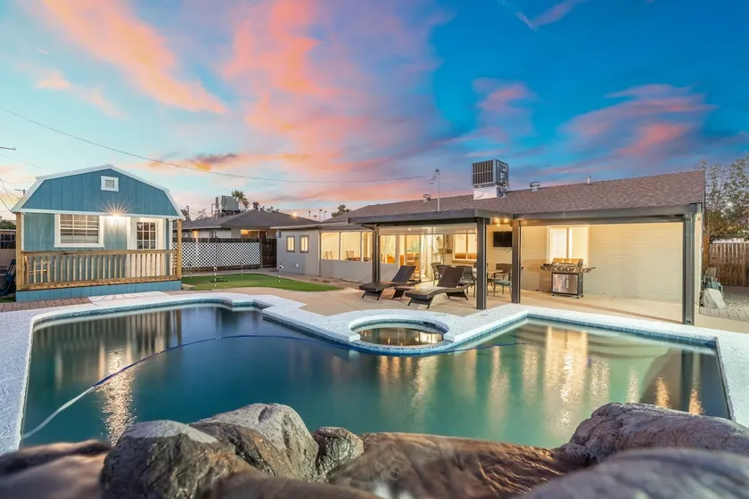 5BR Pool Games Mini Putt BBQ Patio & Firepit - Image 1