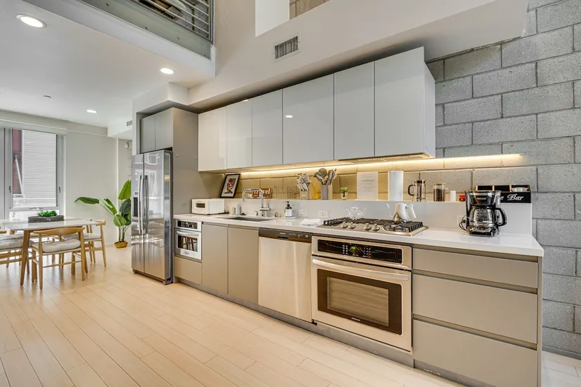 Walk to Universal Studios: Loft-Style LA Home - Image 1